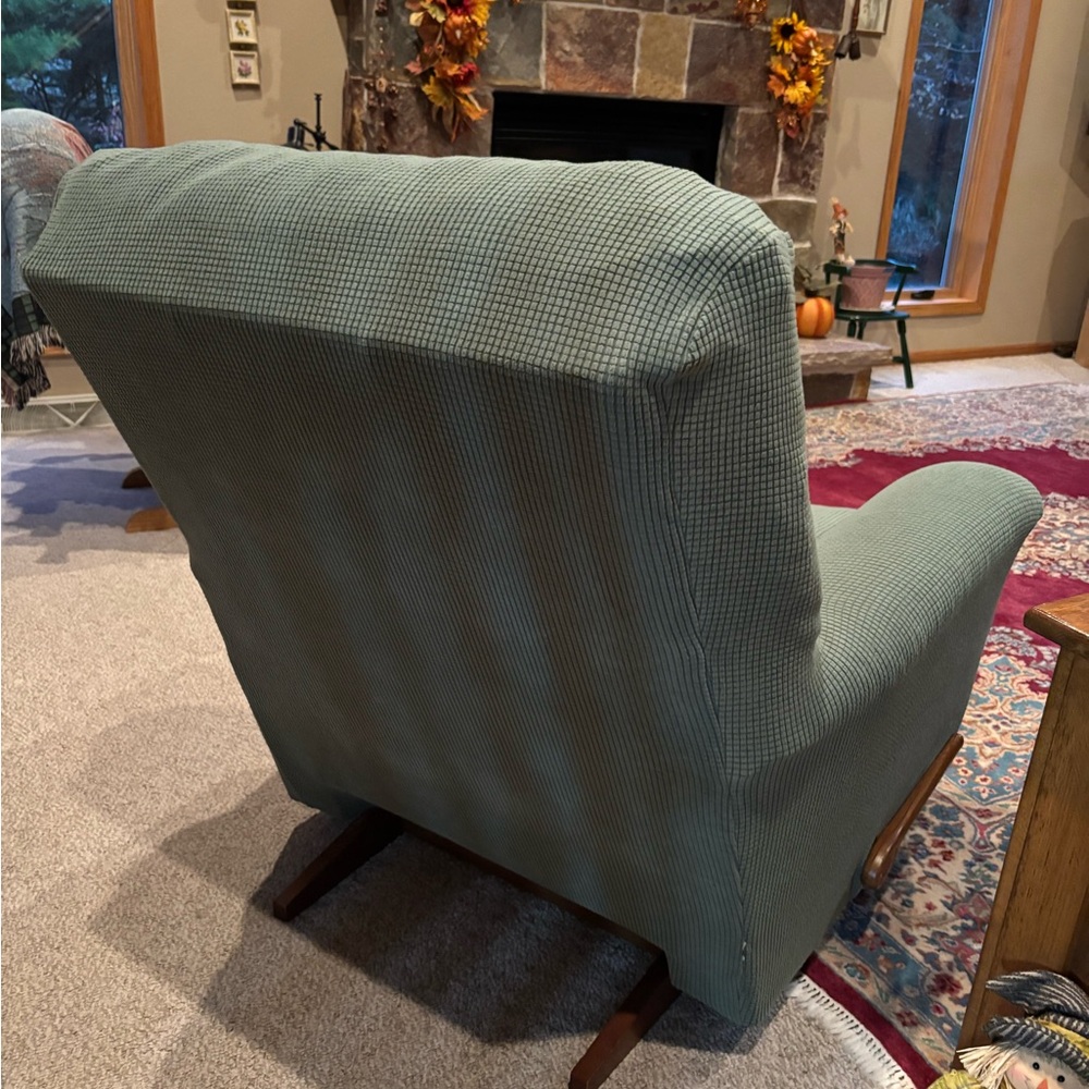 2–Green Recliner 1 piece Chair Covers. $30 both or $20 for one. - Picture 4 of 4